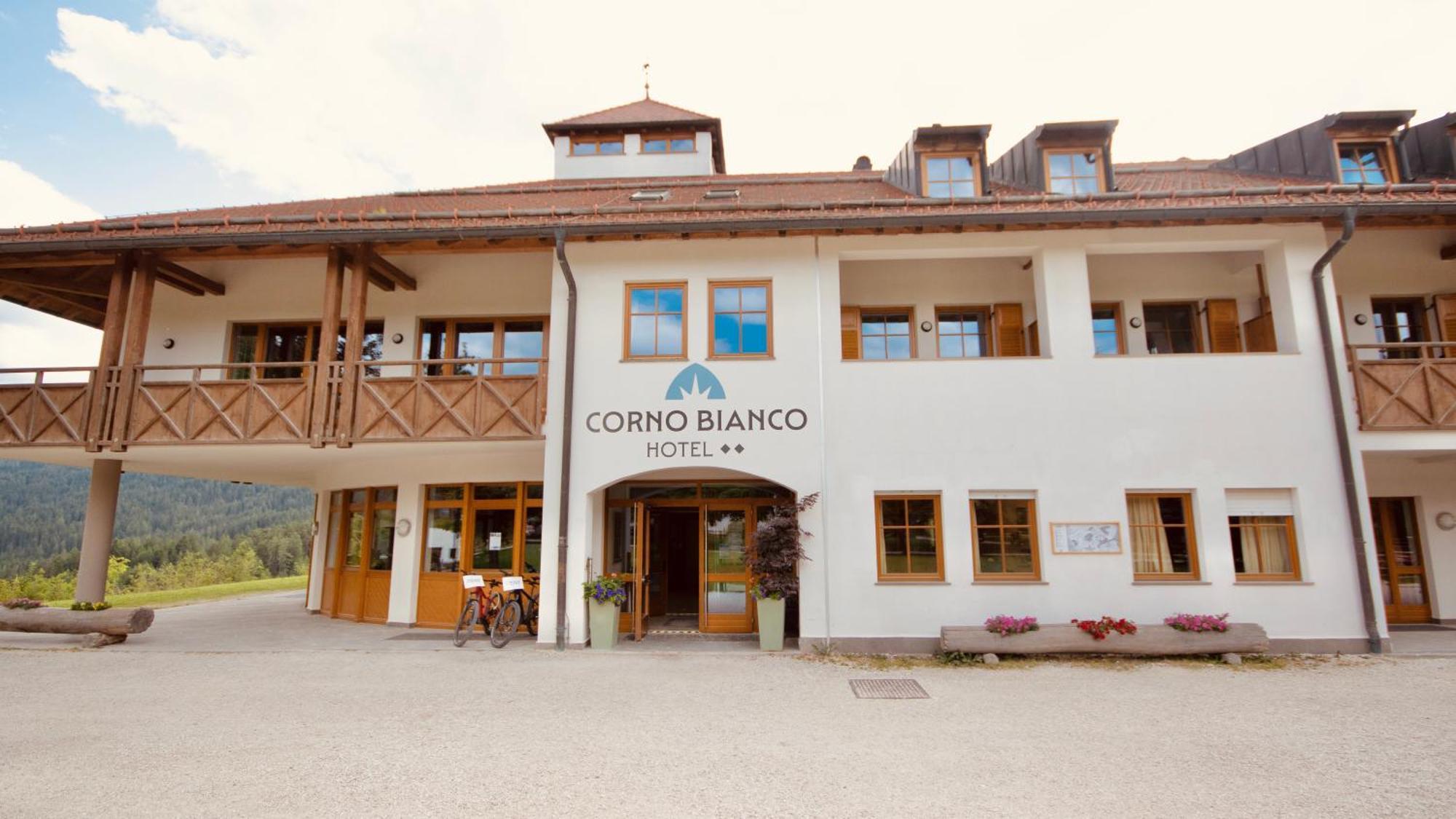 Hotel Corno Bianco Nova Ponente Kültér fotó