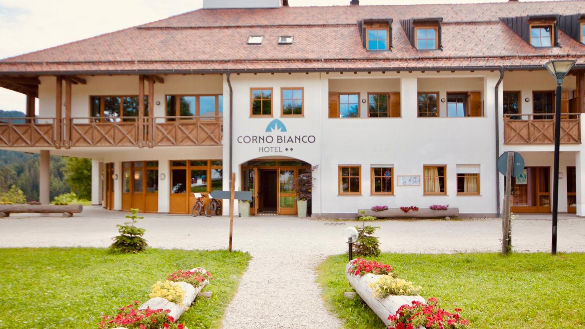 Hotel Corno Bianco Nova Ponente Kültér fotó
