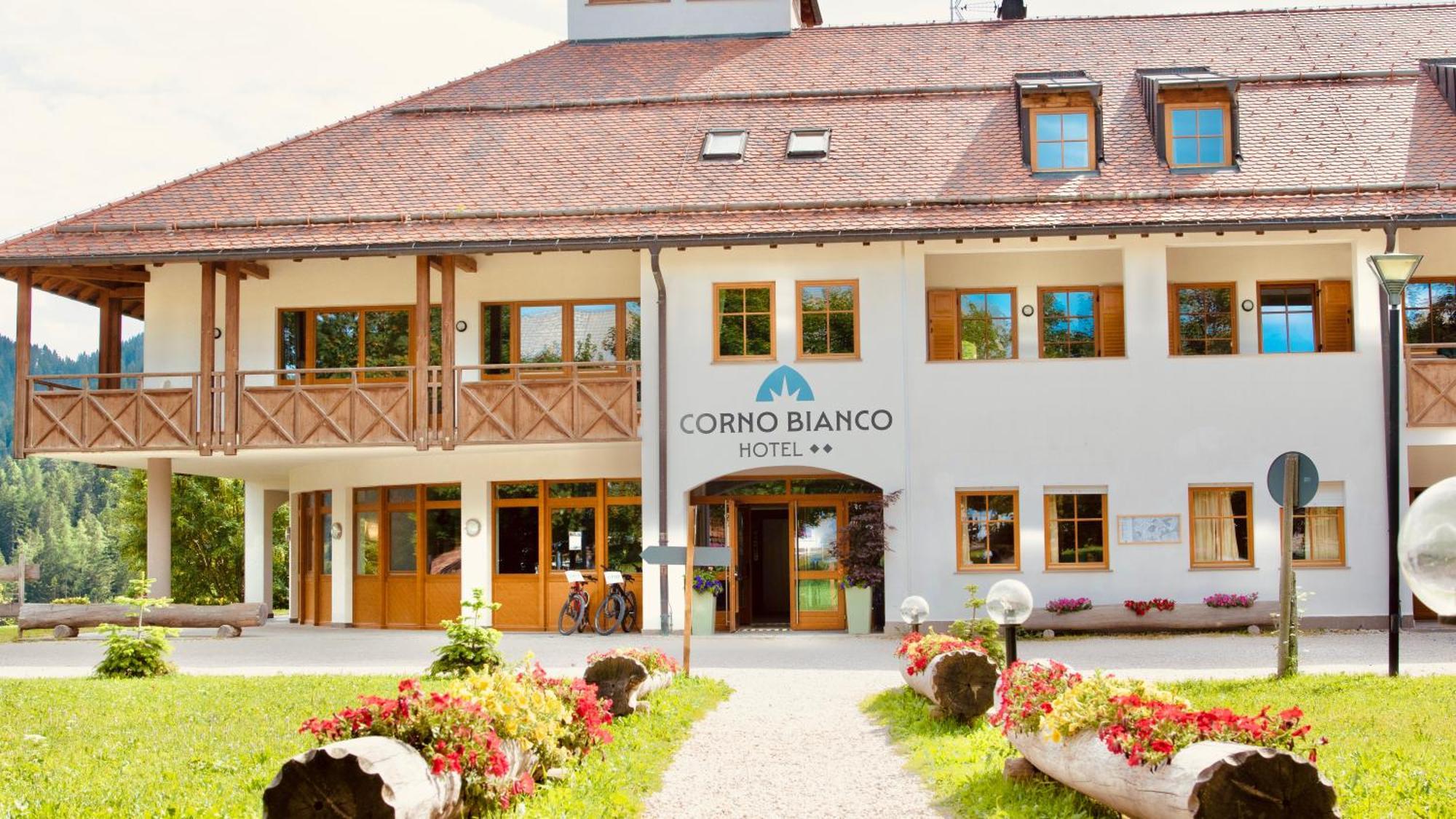 Hotel Corno Bianco Nova Ponente Kültér fotó
