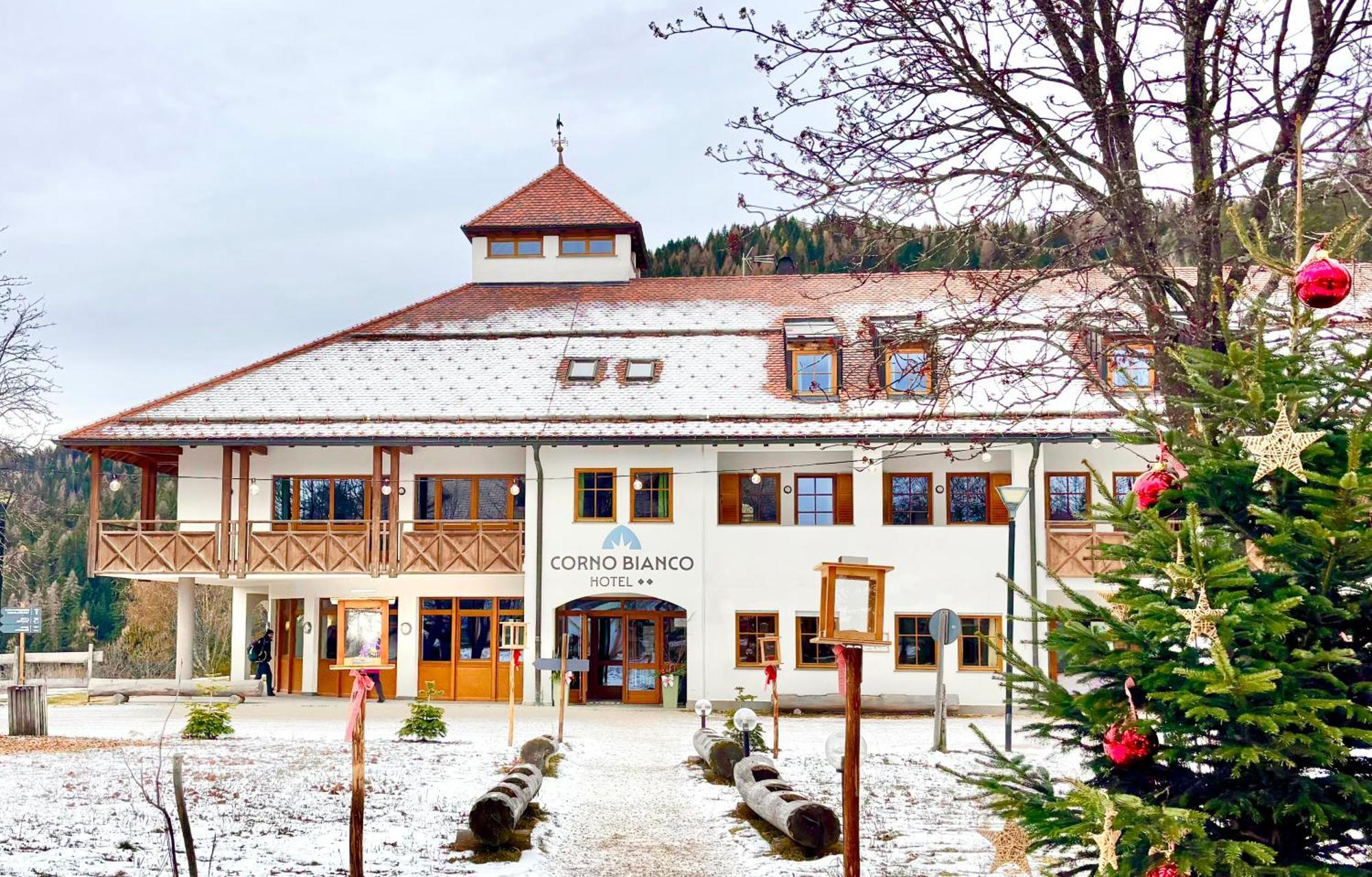 Hotel Corno Bianco Nova Ponente Kültér fotó